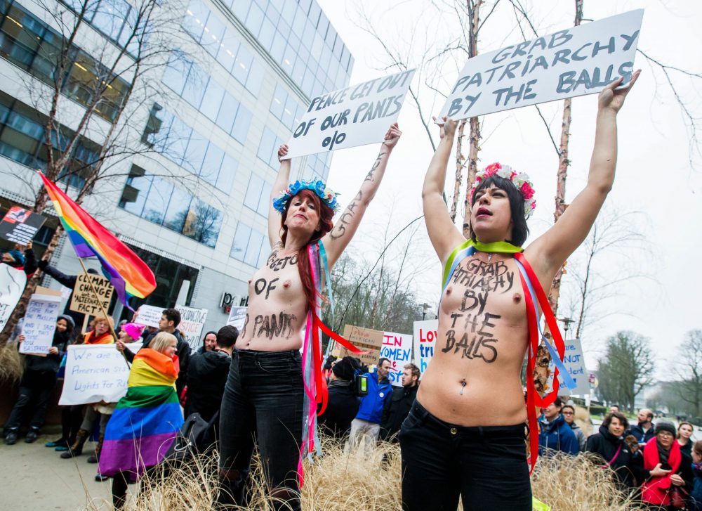 UUP Femen Belgija JAV Pensas Protestas FEMEN aktyvistës Briuselyje protestuoja prieð JAV politikà. EPA-ELTA nuotr. Briuselis, vasario 20 d. (EPA-ELTA). FEMEN aktyvistës Briuselyje protestuoja prieð JAV politikà, èia vieðint ðios ðalies viceprezidentui Maikui Pensui (Mike Pence). RS