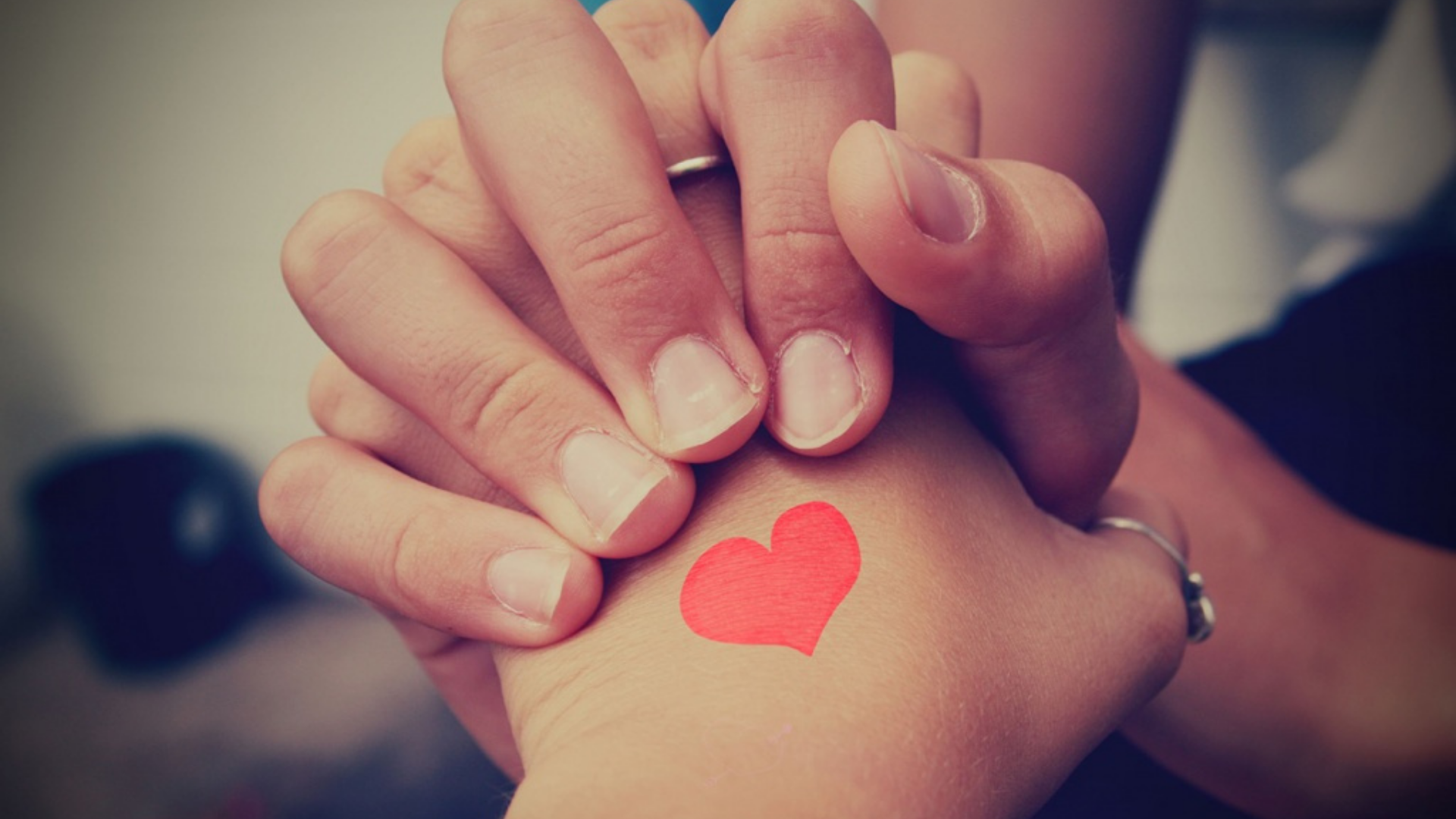 Содрогающихся рук кого любят. Руки любовь. Сердце в руках. Картинки для любимого человека. Сердечко любимому.